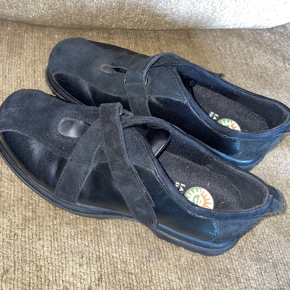 EUC womens 7 1/2 EARTH SHOE brand black leather and suede Velcro strap shoes!!